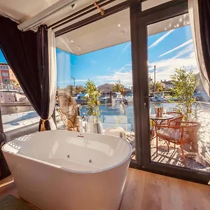 https://maison-sur-leau-mille-et-une-nuits-avec-jacuzzi.fr-provencehotel.com